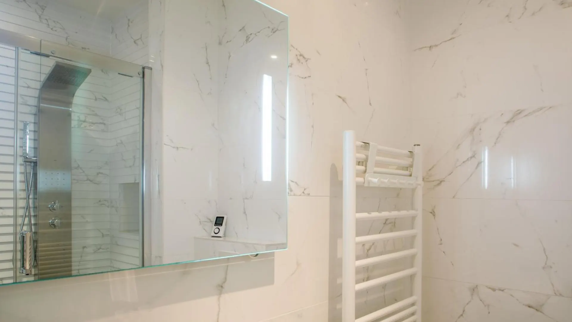 Stylishly Decorated 2bd Montmatre! *
