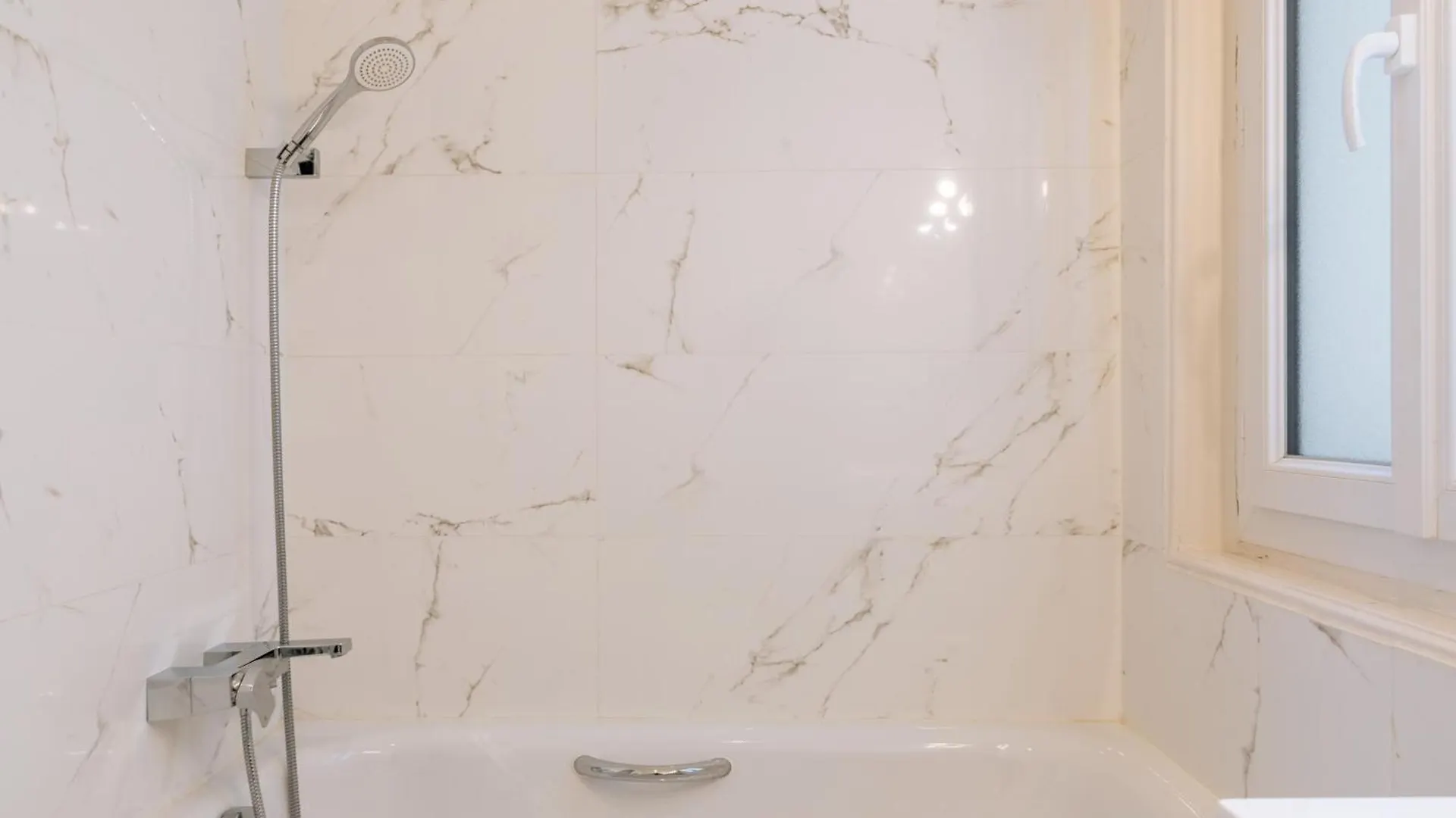 Apartment Stylishly Decorated 2bd Montmatre!