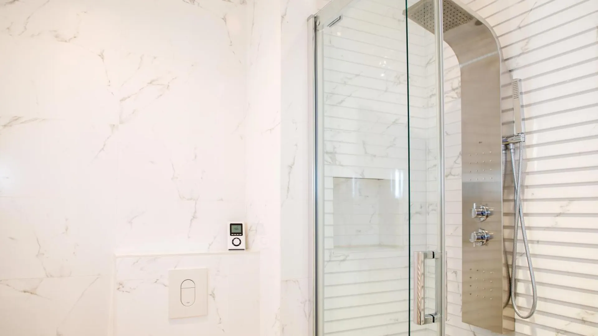 Stylishly Decorated 2bd Montmatre!