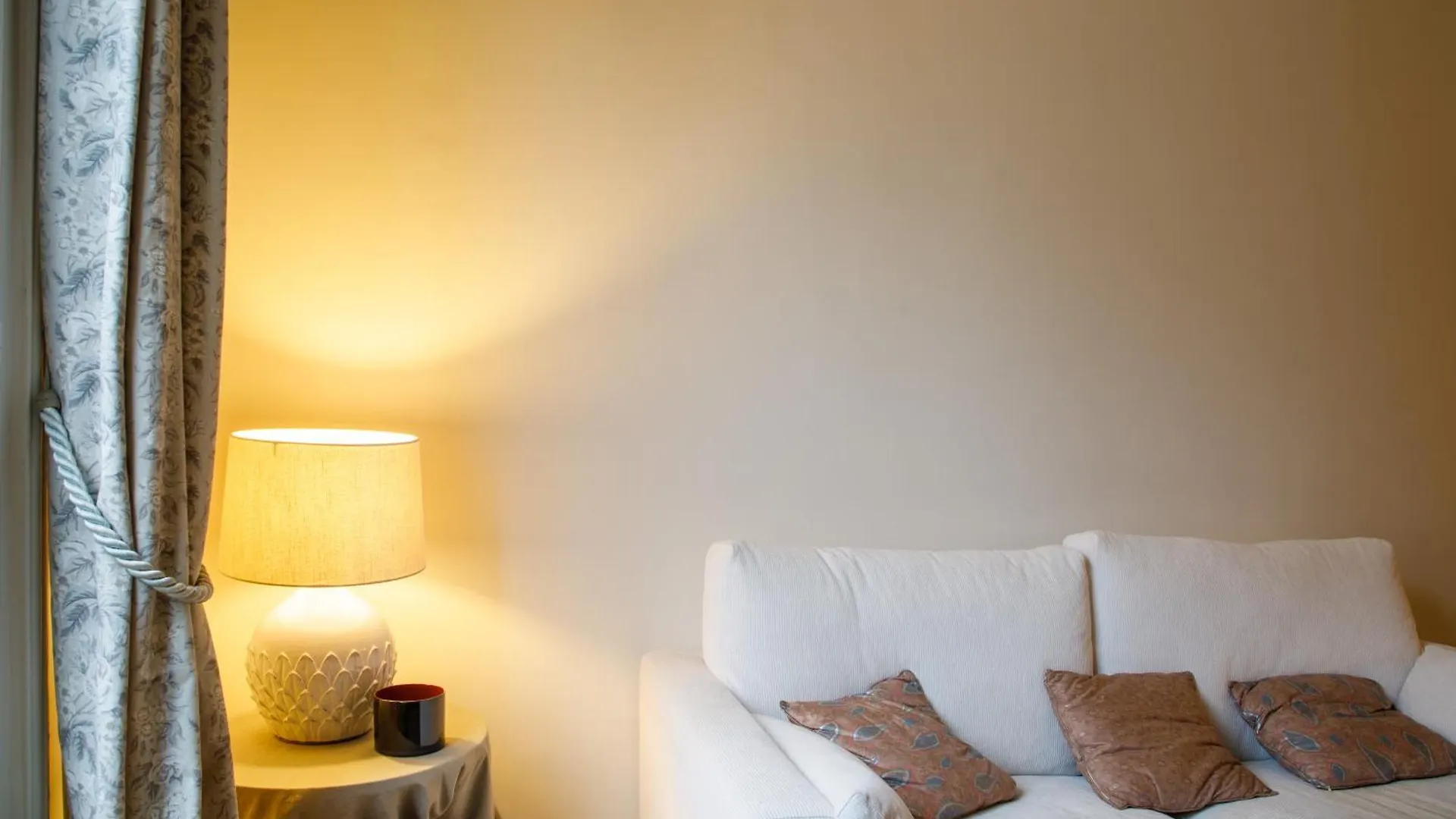Apartment Stylishly Decorated 2bd Montmatre!