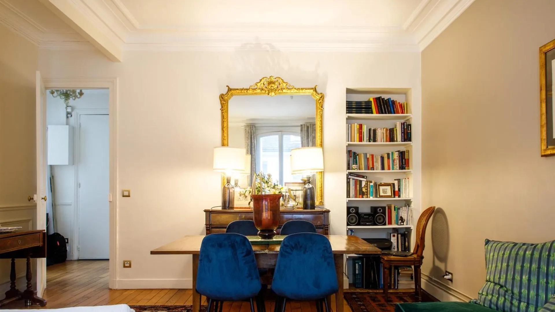 Stylishly Decorated 2bd Montmatre!