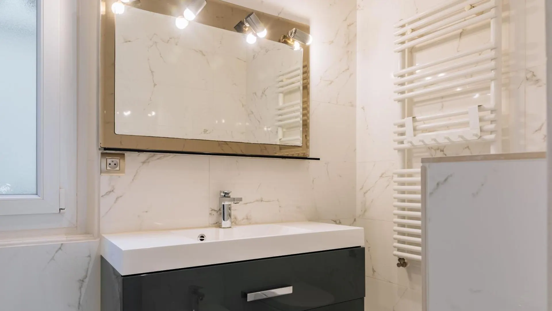 Stylishly Decorated 2bd Montmatre! Apartment *